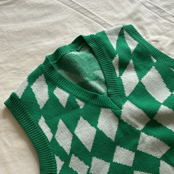 Cropped Sweater Vest - Picture 2 of 3